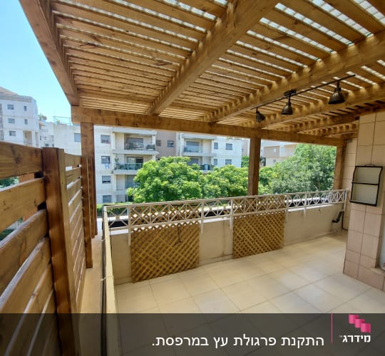 פרגולה מעץ עם תאורה במרפסת מרוצפת